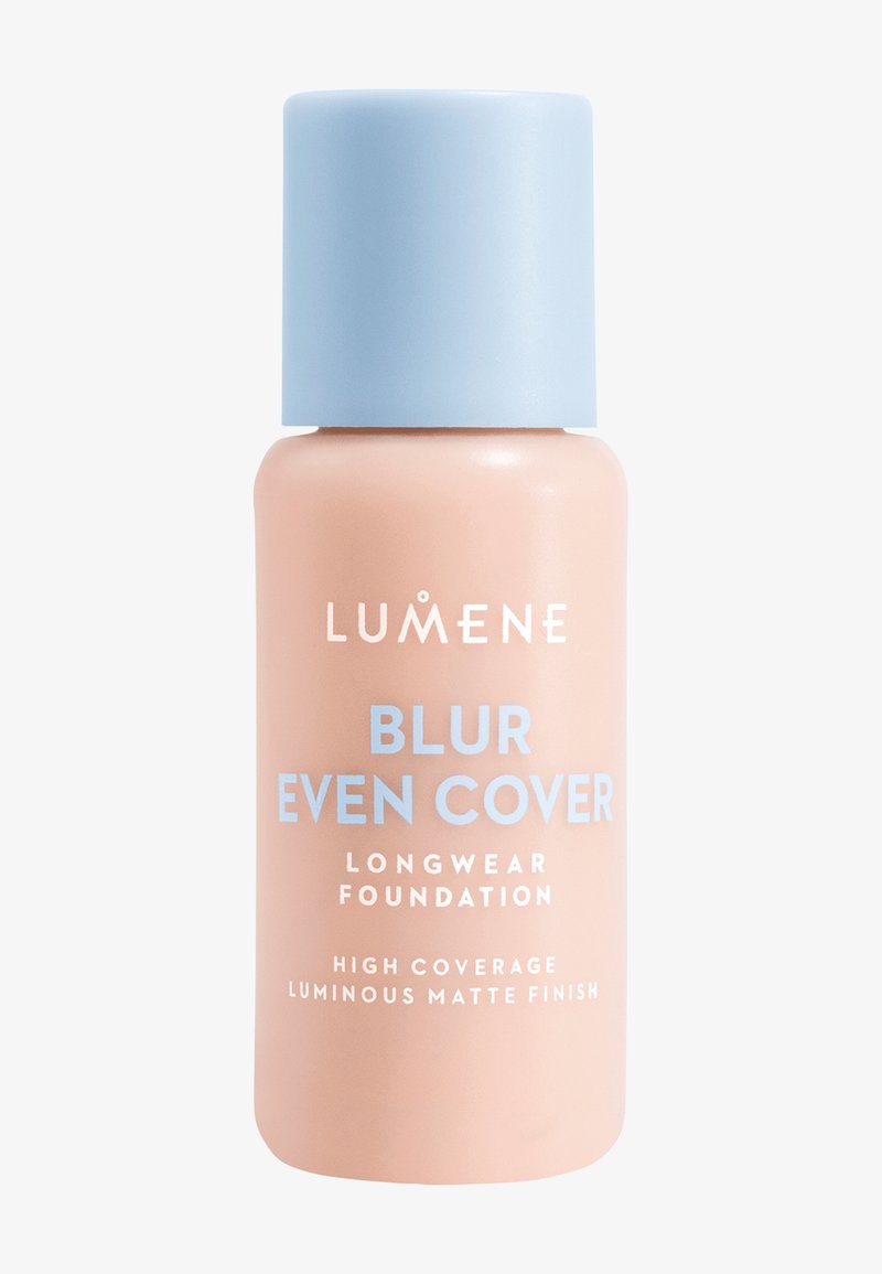 Lumene Blur Even Cover longwear foundation-flaske med lys blå kork, høy dekkevne og glødende matt finish tekst på beige beholder.
