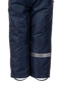 Granatowe, izolowane spodnie o gładkiej fakturze, z szarym logo Lenne i elastycznymi paskami przy mankietach dla pewnego dopasowania.