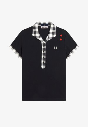 Sort kortærmet polo-shirt med sort-hvid ternet krave, stolpe og ærmekanter, lille hvidt logo og to små røde hjerte patches.