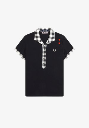 Schwarzes Polohemd mit kurzen Ärmeln, schwarz-weiß kariertem Kragen, Knopfleiste und Ärmelsäumen, kleinem weißem Logo und zwei kleinen roten Herz-Patches.