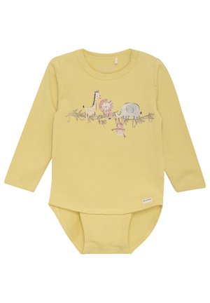 Langärmliger gelber Bodysuit aus Bio-Baumwolle mit einer vorderen Illustration von einer Giraffe, einem Löwen, einem Elefanten und einem Affen auf einem Ast.