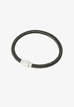 Braccialetto intrecciato nero e grigio con chiusura magnetica cilindrica d'argento su sfondo bianco.