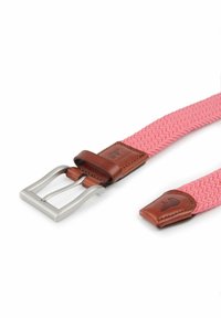 Geweven roze riem met bruin lederen accenten, zilveren rechthoekige metalen gesp en gemarkeerd leren label aan het einde.