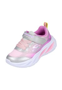 Zapatilla deportiva rosa y plateada con parte superior de malla, cierre de tira y suela blanca. Presenta un patrón texturizado y acentos en neón.