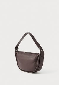 Brun skuldertaske i læder med buet form, tekstureret overflade og en kort justerbar rem med sølvfarvede metaldetaljer.