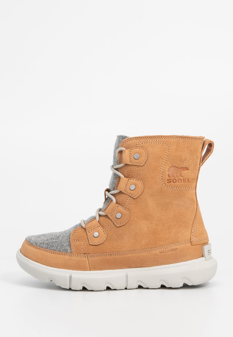 Botte de cheville en daim taupe avec tige en feutre gris, fermeture à lacets et logo en relief. Semelle en caoutchouc blanche avec motif texturé pour une meilleure adhérence. Design imperméable.