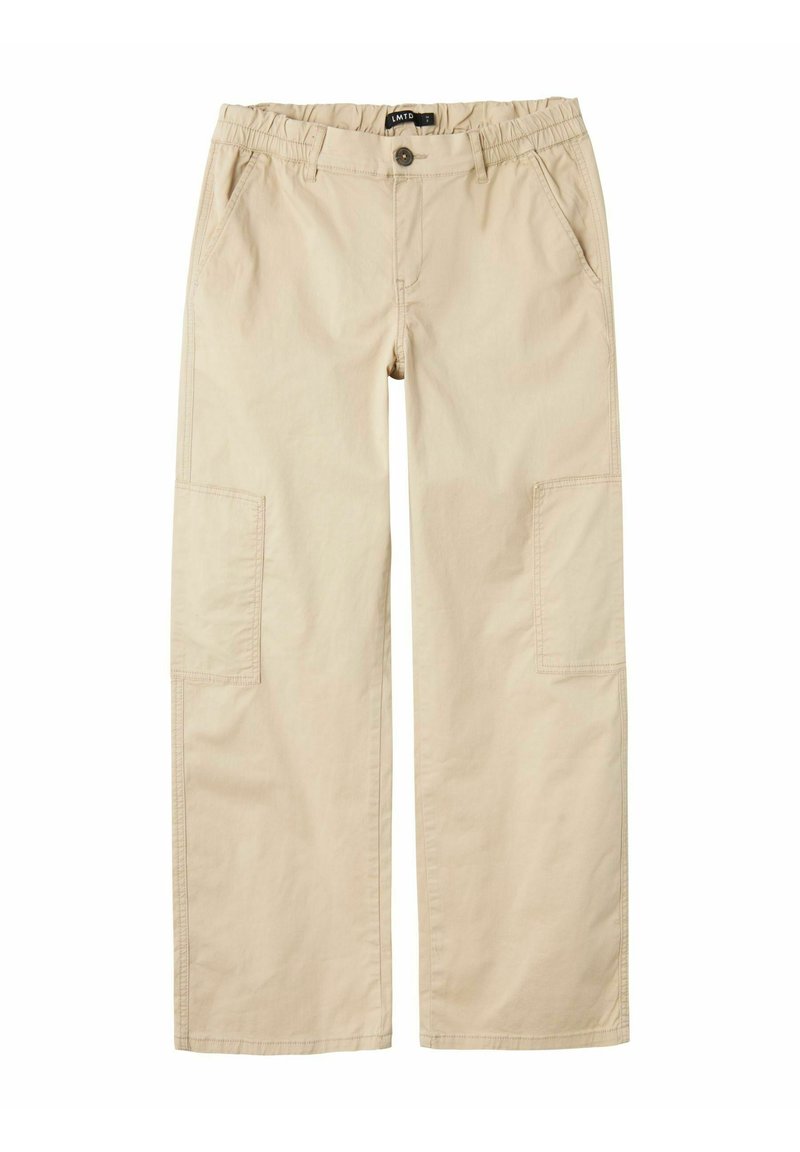 Beige cargo-byxor med avslappnad passform, elastiskt midjeband, knappstängning och två sidofickor med fyrkantiga lappar på varje ben.