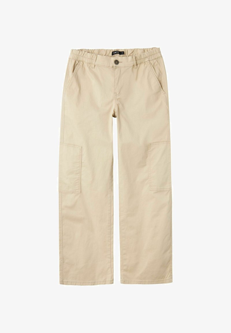 Pantalons cargo beiges à coupe décontractée, avec une taille élastique, fermeture à bouton et deux poches latérales ornées de patches carrés sur chaque jambe.