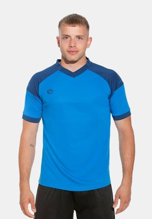 Blaues Sport-T-Shirt mit V-Ausschnitt, das kontrastierende raglan Ärmel in Marineblau und eine glatte Textur bietet. Enthält ein Logodetail auf der Brust.