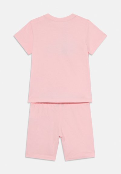 Šviesiai rožinė trumpomis rankovėmis marškinėlių ir atitikmenčių šortų komplektas. Pagaminta iš minkštos medvilnės su paprasta, lygia tekstūra. Klasikinis, paprastas dizainas.
