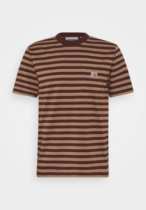Brun og tan, vandret stribet T-shirt med korte ærmer og en brystlomme med et lille Carhartt-logo.