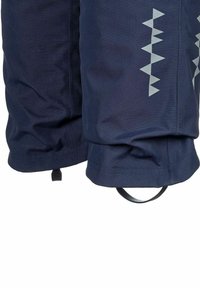 Marineblå bukseben med reflekterende, trekantede mønstre og sorte elastiske fodremme ved manchetterne.