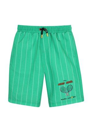 Shorts verts avec des rayures verticales blanches, cordon noir et illustration de raquette de tennis avec les textes « Mickey Mouse » et « Marc Jacobs ».