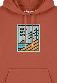 Haut à capuche rouille avec un graphisme sur le devant présentant des bandes bleues et jaunes, des arbres et le texte "PERDONS-NOUS" en lettres noires en gras.