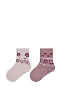 Socken mit einem hellrosa Design, auf einem Socke befindet sich ein Katzenkopf und der andere eine gemusterte burgunderfarbene Socke mit Herzen, aus einem Baumwollmischmaterial.