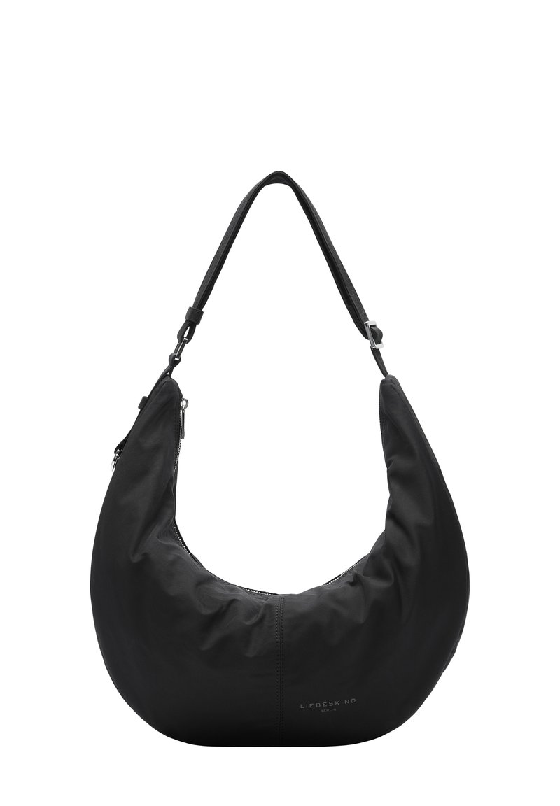 Schwarze Hobo-Tasche aus weichem Stoff, mit geschwungener Form, verstellbarem Tragegurt und Reißverschluss. Logo "LIEBESKIND" auf der Vorderseite gedruckt.