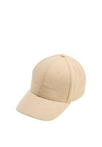Casquette beige en coton avec une visière courbée. Elle présente un texte brodé à l'avant et six œillets de ventilation. Texture lisse.