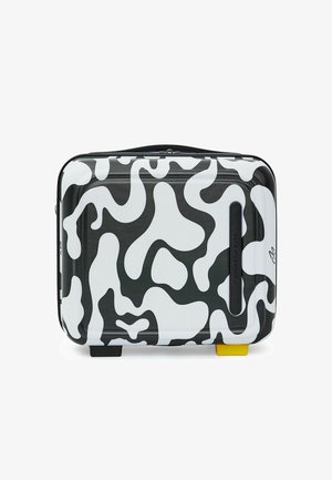 Valise à motifs noir et blanc avec une finition brillante, matériau robuste, forme rectangulaire et un accent jaune en bas.