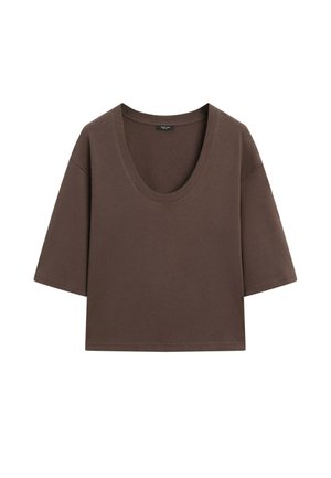Hnědé krátké tričko s krátkými rukávy, kulatým širokým výstřihem a volným střihem na bílém pozadí.