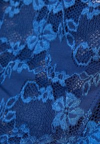 Țesătură albastră din dantelă, cu modele florale și o textură semi-transparentă, având detalii complexe care îmbunătățesc designul.