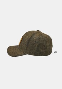 Casquette brun à motif en chevrons avec visière courbée, patch en cuir beige à l'avant et boucle de réglage à l'arrière. Fabriquée en tissu texturé.
