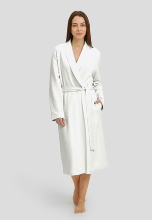 Ropa blanca texturizada con un patrón de espiga, mangas largas, diseño envolvente y cinturón a juego, con bolsillos laterales.
