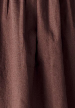 Smeš beznovi platno s mekom teksturom, s nabranim dizajnom na vrhu i tekućim, drapiranim izgledom.