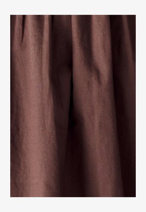 Smeš beznovi platno s mekom teksturom, s nabranim dizajnom na vrhu i tekućim, drapiranim izgledom.