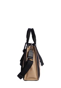 Bolso de mano en tonos marrón y negro con un diseño estructurado, material de tela, asas dobles y una correa de hombro ajustable. Presenta acentos de herrajes metálicos.