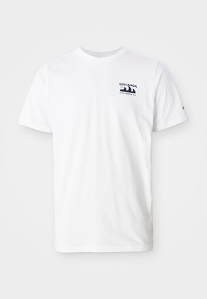 Camiseta blanca de algodón con mangas cortas. Presenta un logo azul marino en el lado izquierdo del pecho. Diseño de cuello redondo simple, textura suave.