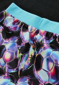 Shorts multicolores avec un motif de ballon de football brillant, en tissu noir avec une taille élastique bleu clair, texture lisse.