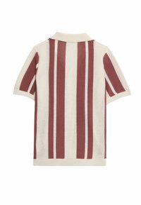 Polo tričko s krátkým rukávem s vertikálními červenými a bílými pruhy, pletenou texturou a klasickým límcem. Zadní pohled ukazuje kontrastní design.