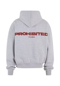 Grå hettegenser med hette, med rød tekst "PROHIBERT" og "10119, BERLIN" på baksiden. Myk stoff, avslappet passform, ribbestrikkede mansjetter.