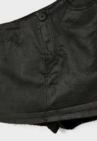 Zwarte denimrok met knoopsluiting, zichtbare zakken en een rafelige onderzoom. Soepele textuur met doorgestikte naden en een minimalistisch ontwerp.