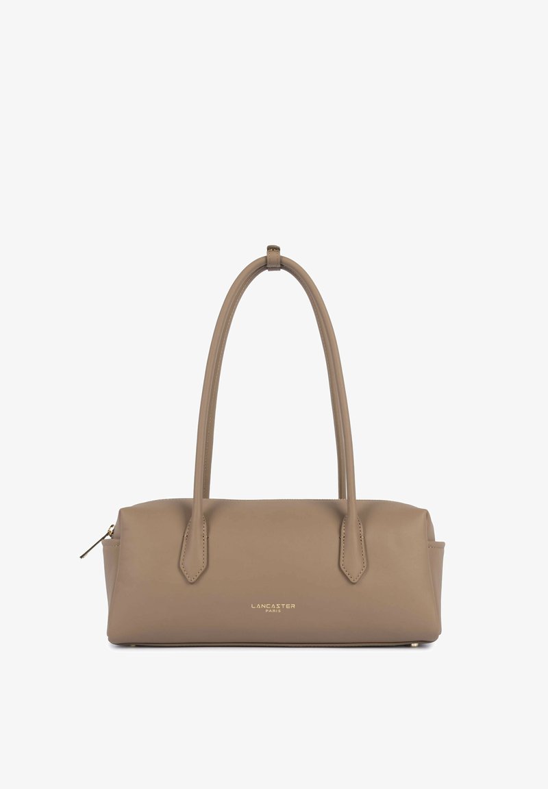 Sac à main rectangulaire en cuir beige avec deux longues anses et une fermeture éclair dorée, nom de la marque Lancaster Paris en lettres dorées à l'avant.