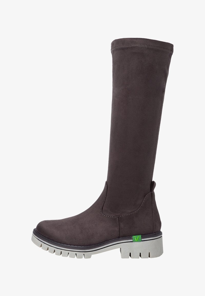 Bota de ante gris oscuro hasta la rodilla con punta redonda, paneles elásticos laterales y suela de goma blanca con un acento de logo verde.