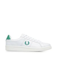 Zapatillas de cuero blancas con acentos verdes en el talón y logotipo bordado. Presentan un diseño perforado y una suela de goma. Con cordones en la parte delantera.