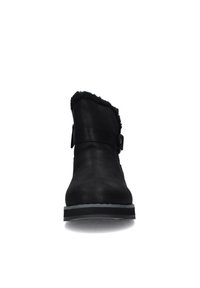 Botas de cuero negro hasta el tobillo con borde de pelo sintético, detalle de hebilla, punta redonda y una suela gris robusta. Textura suave y diseño de perfil bajo.