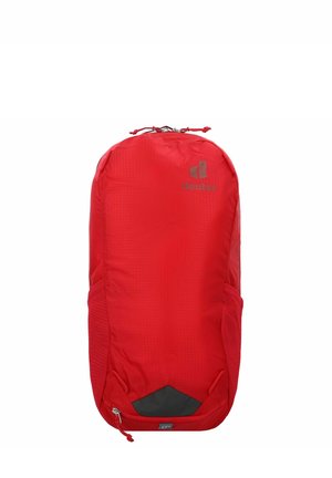 Sac à dos rouge en nylon avec une finition texturée, doté d'une fermeture à cordon, de poches latérales et d'une base noire renforcée.