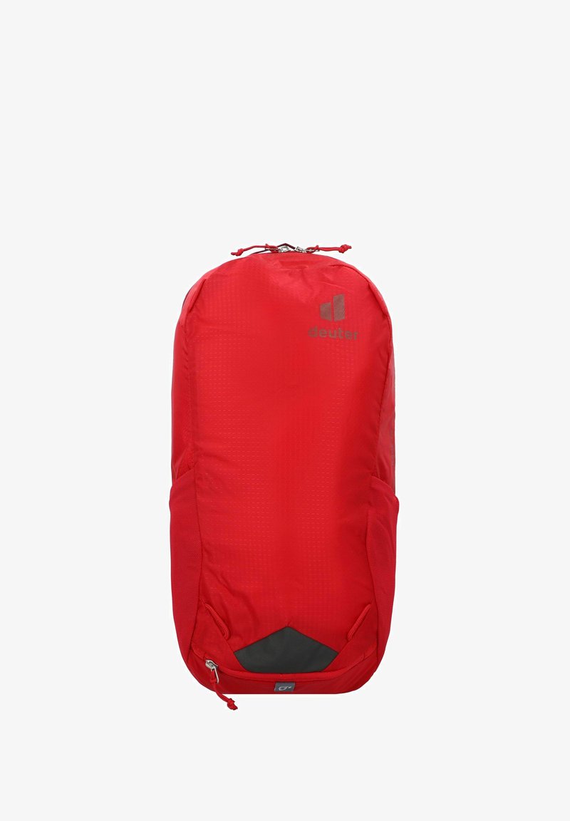 Sac à dos rouge en nylon avec une finition texturée, doté d'une fermeture à cordon, de poches latérales et d'une base noire renforcée.