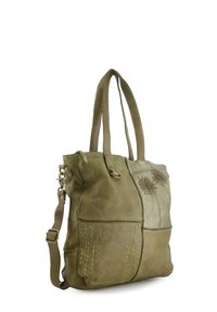 Olivengroene leren totebag met textuuraccenten, geperforeerd gedeelte en decoratieve stiksels. Inclusief dubbele handvatten en een verstelbare schouderriem.