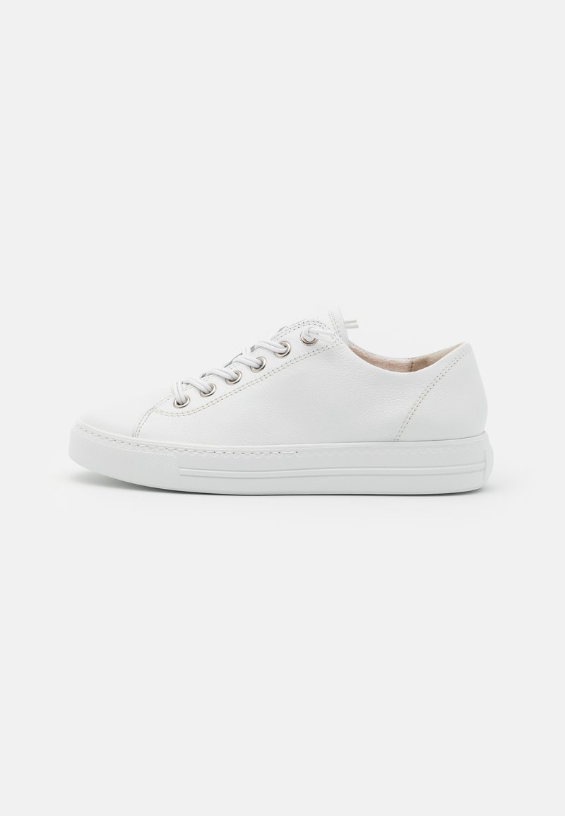 Sneaker in pelle bianca con punta arrotondata, occhielli in metallo e lacci piatti. Presenta una suola testurizzata e un sottile dettaglio di cucitura lungo il bordo.
