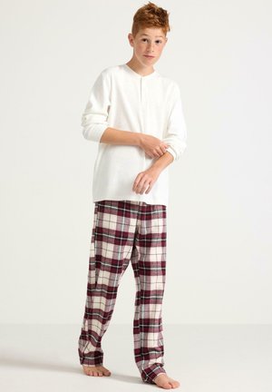 Weißes Langarm-Henley-Shirt mit gerippter Textur, kombiniert mit karierter Hose in Bordeauxrot, Creme und Grün, mit elastischem Bund.