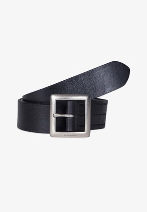 Zwarte leren riem met een rechthoekige zilveren gesp en gestikte details op de band, met een gladde textuur en een afgeronde punt.
