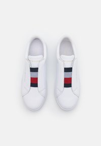 Weiße Slipper-Sneaker mit elastischen Seitenpaneelen. Mit einem Streifendesign in Rot, Weiß und Marineblau. Logo auf der Seite eingeprägt. Glatte Textur.