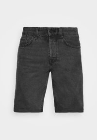 Shorts en denim noir avec une coupe droite, comportant cinq poches, une fermeture à bouton et un léger délavage, conçus pour un style décontracté.