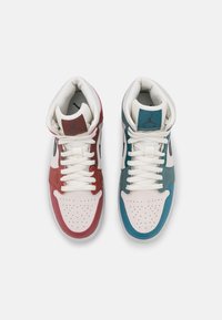 Hoge sneakers met rode en groene leren panelen, witte veters, geperforeerde neuskap en een zwart logo aan de zijkant.