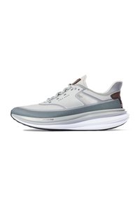 Męskie buty sportowe w jasnoszarym i ciemnoszarym kolorze. Oferują siatkową cholewkę, amortyzowaną podeszwę i subtelne logo z boku. Okrągły kształt noska.
