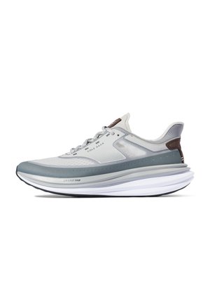 Chaussures de sport pour hommes en gris clair et gris foncé. Caractéristiques : tige en mesh, semelle rembourrée et logo discret sur le côté. Conception à bout arrondi.