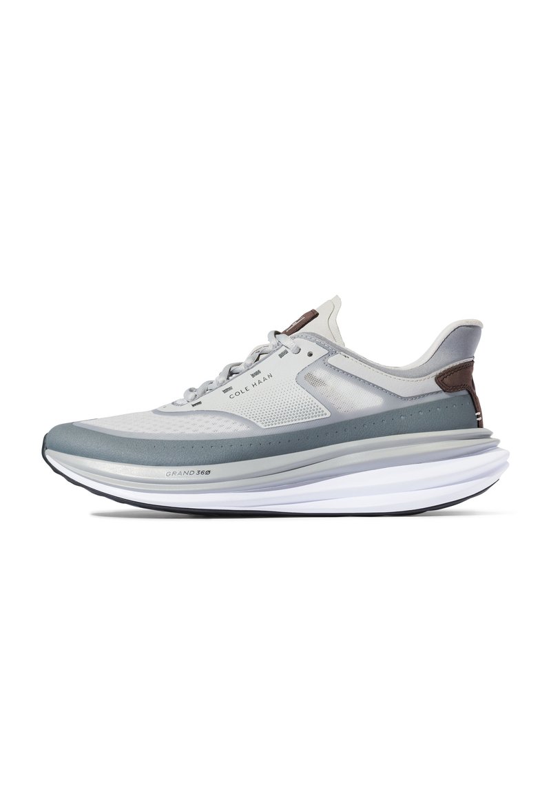 Męskie buty sportowe w jasnoszarym i ciemnoszarym kolorze. Oferują siatkową cholewkę, amortyzowaną podeszwę i subtelne logo z boku. Okrągły kształt noska.
